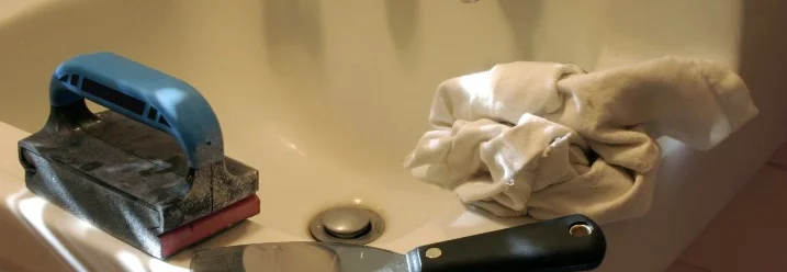 Werkzeug liegt in einem Waschbecken.